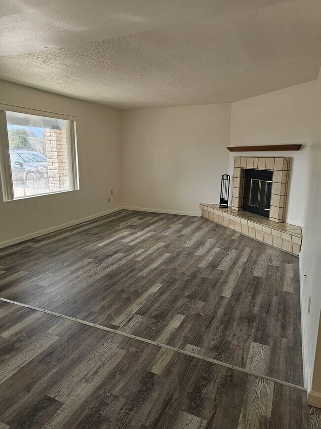 Building Photo - Big backyard right in the center of town!!!