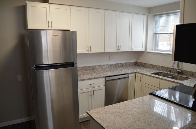 Building Photo - Large Renovated 1 Bedroom