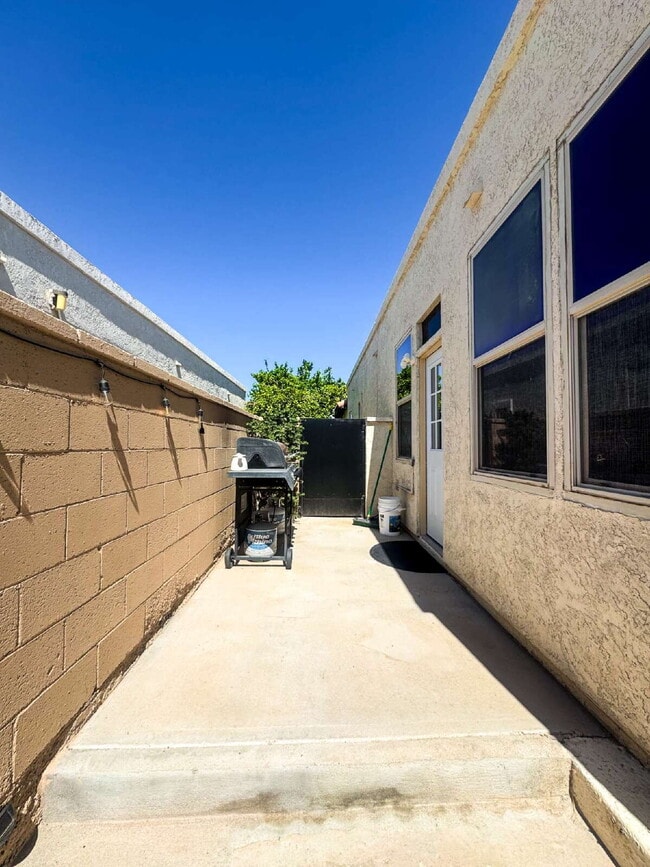 Building Photo - "Well Maintained 3 Bedroom, 2 Bathroom Pool Home in Yuma Corona!"