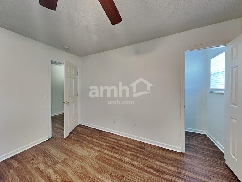 Building Photo - 505 Kingsman Ln