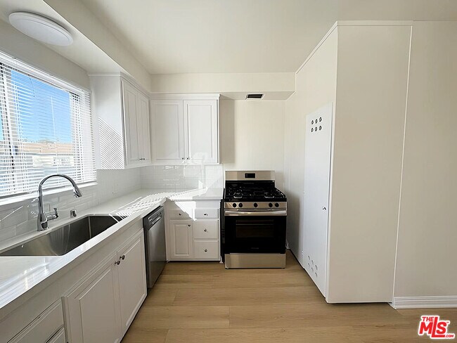 Building Photo - 6406 Roble Ave