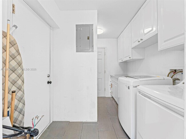 Building Photo - 1432 NE 5th Ave