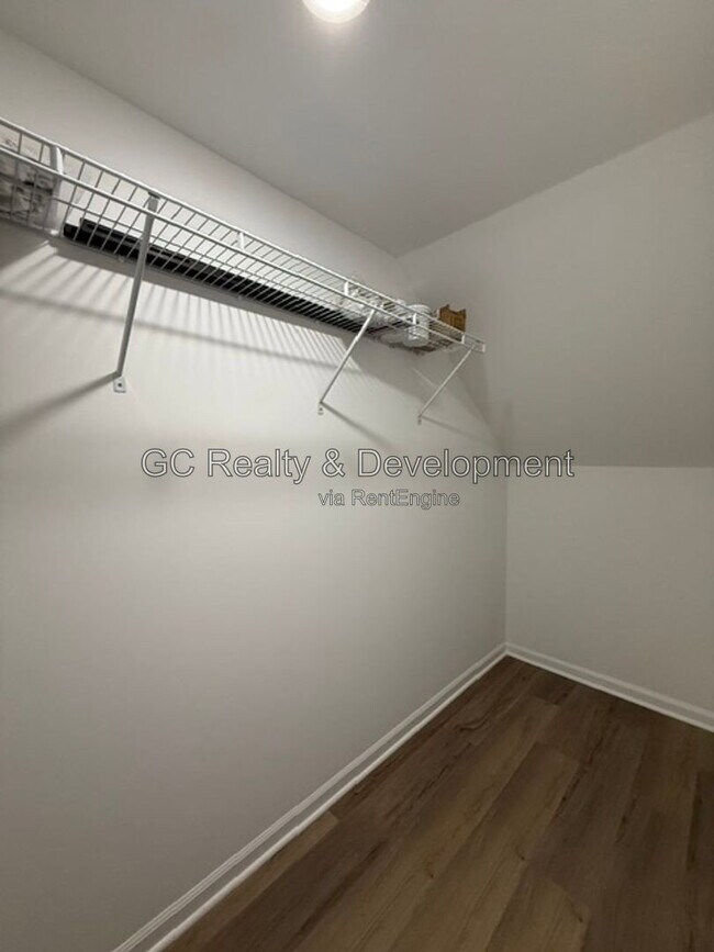 Building Photo - 249 Kingsport Dr