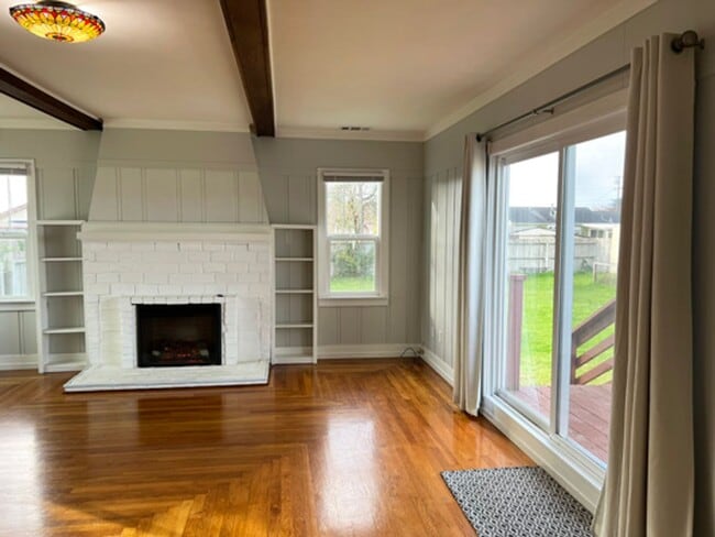 Building Photo - Charming 2-Bedroom Home with Character & Spacious Yard