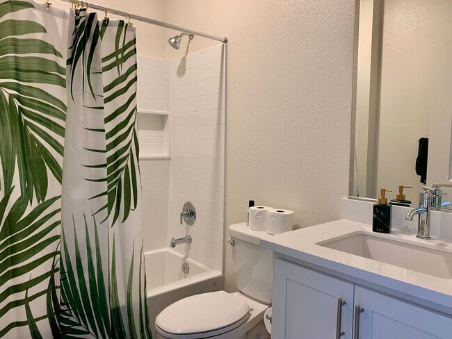 Building Photo - 4 Bedroom Home in Hollister with 3 Full Bathrooms and Central A/C
