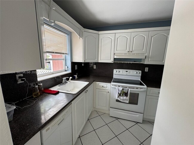 Building Photo - 13846 Kendale Lakes Dr