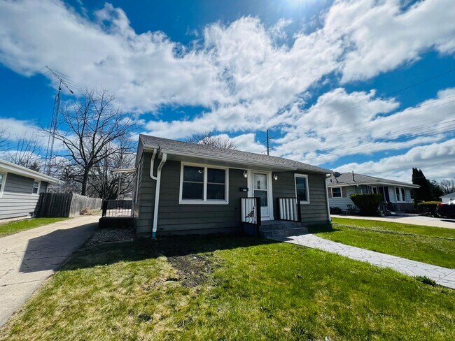 Building Photo - Updated 2-Bedroom Home with Finished Basement Space