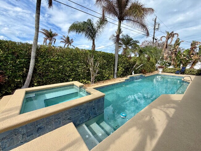Building Photo - Gorgeous Pool Home in Satellite Beach!!