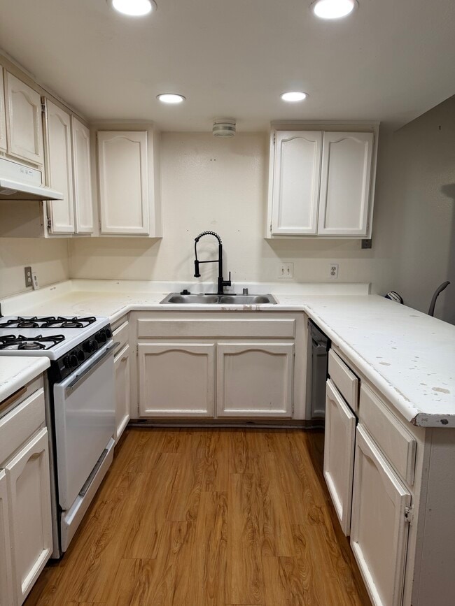 Building Photo - 602 Center St