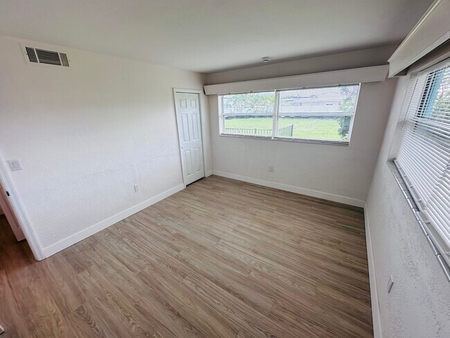 Building Photo - 3536 Belle Vista Dr E