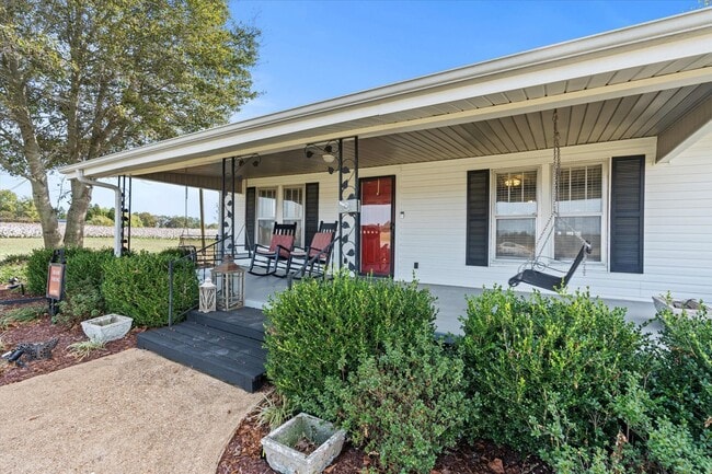Building Photo - Charming Farmhouse on the West Side of Ath...