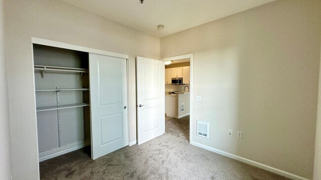 Building Photo - Stylish and Chic 2 Condo nestled in the Heart of Downtown!