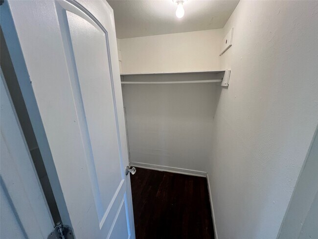 Building Photo - 1514 W 14th St