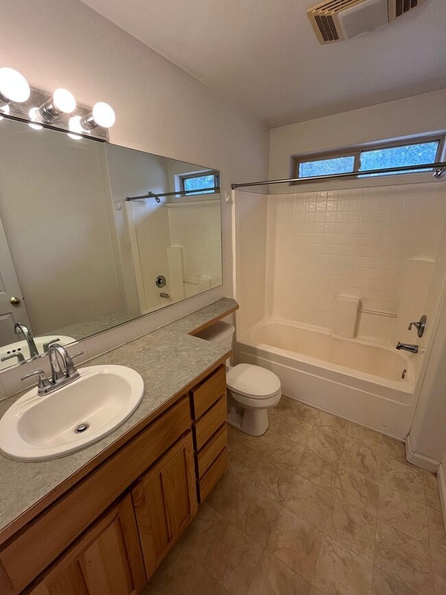 Building Photo - Spacious 1 Bed/1 Bath with Attached Garage - NW Bend