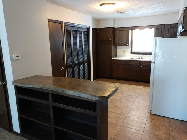 Building Photo - 2 Bedroom Duplex located on East Side of MHK!