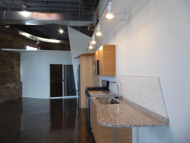 unit 14 (interior) - 2113 Greenleaf St