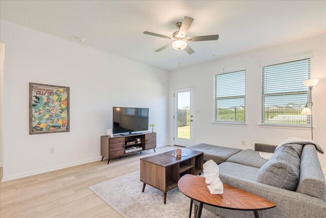 Building Photo - 802 Papaya Dr