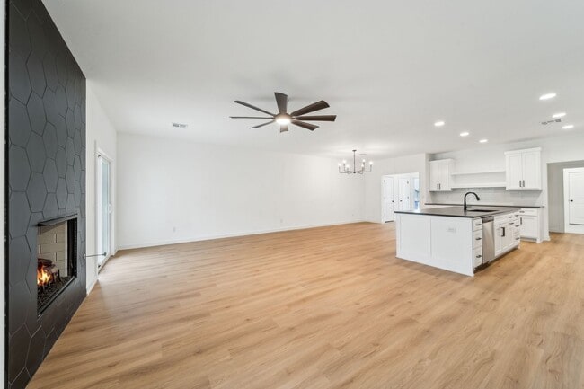 Building Photo - Spacious Home Minutes from Aspen Creek Elementary & Elam Park!