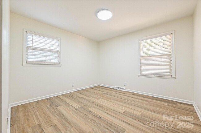 Building Photo - 5121 Farm Pond Ln