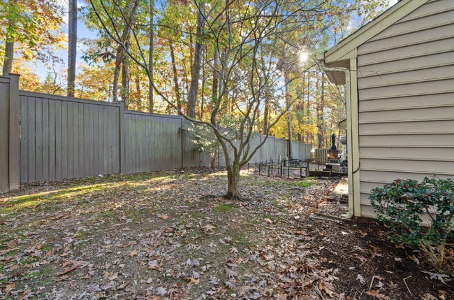 Building Photo - 3-Bed Spacious End Unit Townhouse