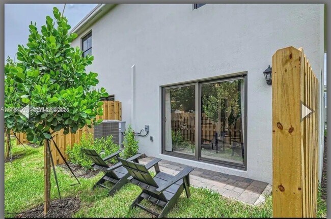 Building Photo - 445 NE 1st St