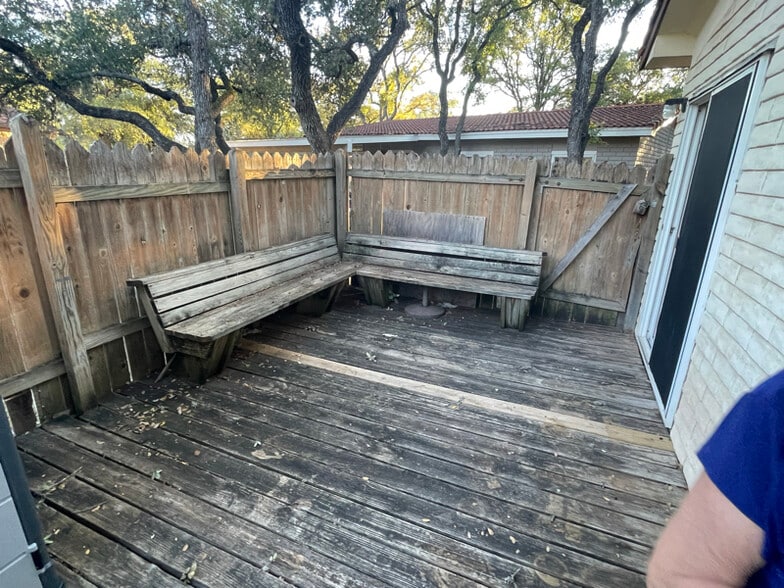 Building Photo - 98 Woodcreek Dr