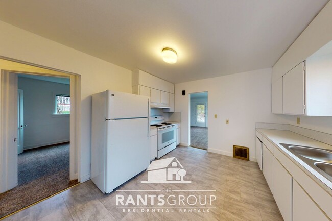 Building Photo - Charming & bright westside 2 bed, 1 bath o...