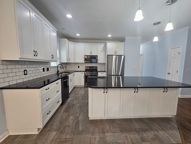 Building Photo - Spacious 4 Bedroom Home in Hampstead