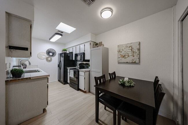 Building Photo - Great Location and Nicely Updated 2 Bed 2 Bath!