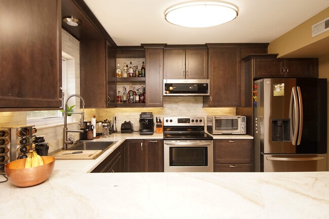 Building Photo - 574 L'Ombre Cir NE