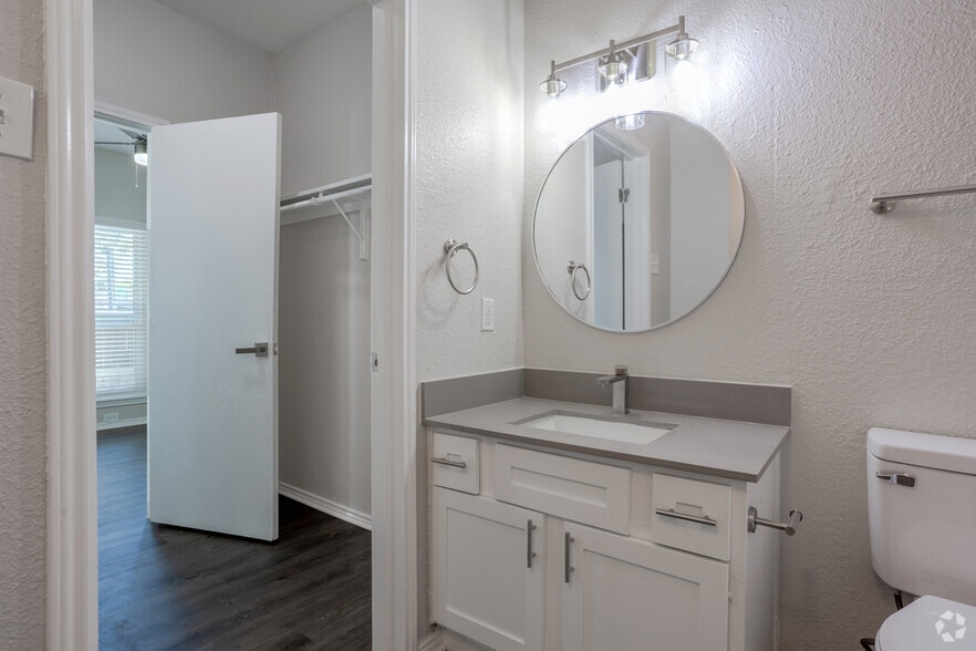 1BR, 1BA - 693SF - Bathroom/Closet - The Retreat at Faulkner Point