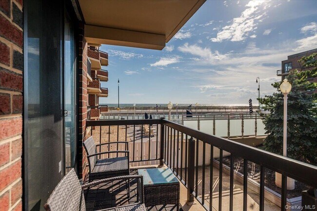 Building Photo - 730 W Broadway