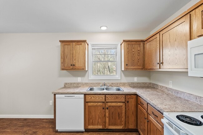 Building Photo - 3-Bedroom in Town of Farmville with Privacy and Convenience!