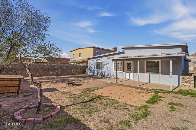 Building Photo - 305 De Palma Pl