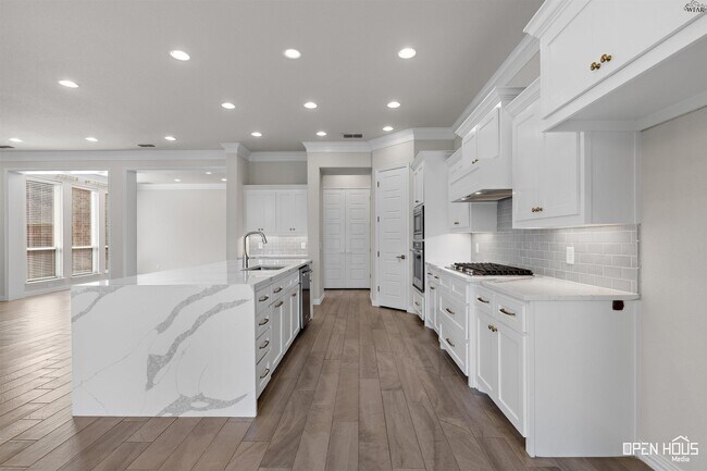 Building Photo - 5682 Blackstone Dr