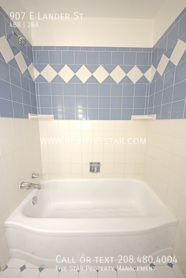 Building Photo - Home Available in University Area! This 4 ...