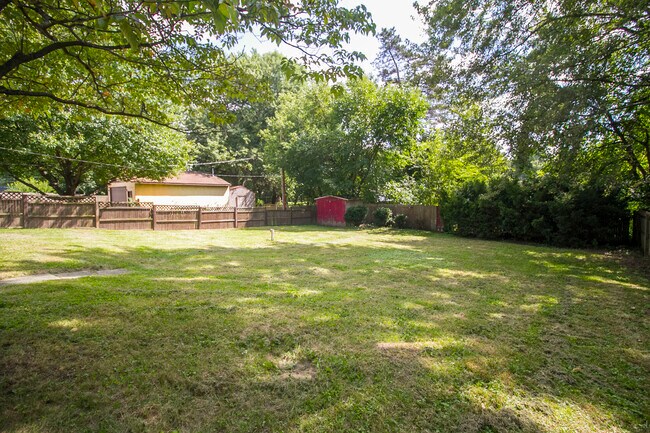 Building Photo - 3001 Edgebrook Dr