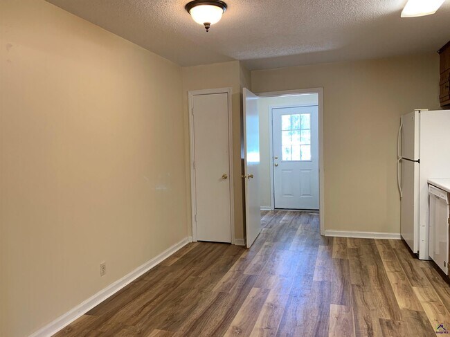 Building Photo - 671 Country Club Rd