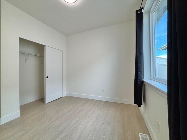Building Photo - 842 Greenfield Dr