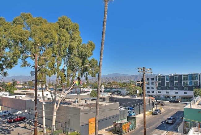 Building Photo - Luxury 2 & 4 Bed Townhomes in NoHo!