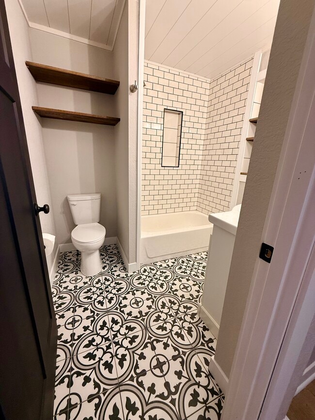 Building Photo - 553 Elm Ave E