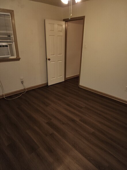 Bedrooms vinyl tile - 3622 Buchanan St