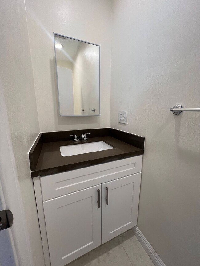 Building Photo - Spacious 3B 1.5BA Single Family Residence ...