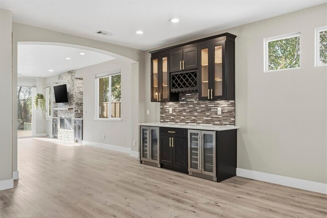 Building Photo - 601 Tamarindo Way