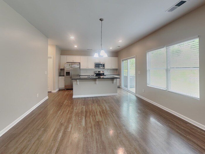 Building Photo - 733 Point Andrews Dr SW