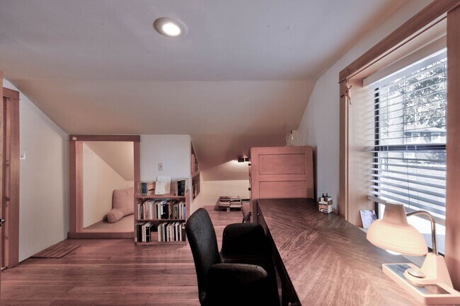 Building Photo - Beautiful Craftsman Bungalow on the edge of the Historic Fort Russell Dristrict