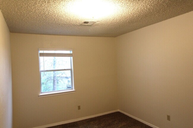 Building Photo - 1712 Jennifer Cir