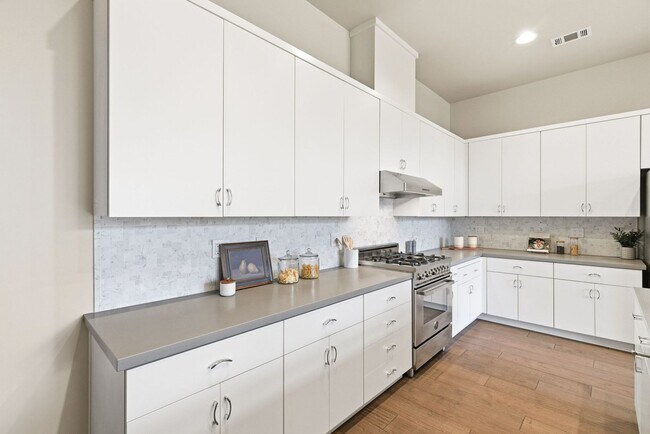Building Photo - Gorgeous & Modern Los Altos Condo
