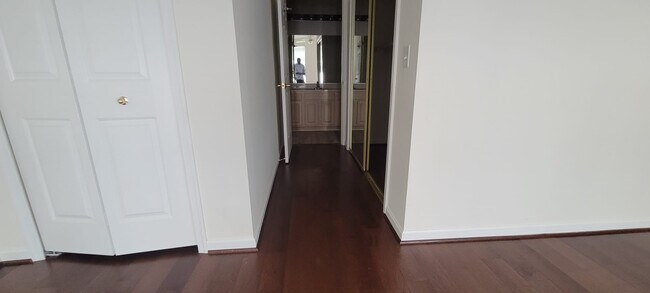 Building Photo - 5006 Hollington Dr