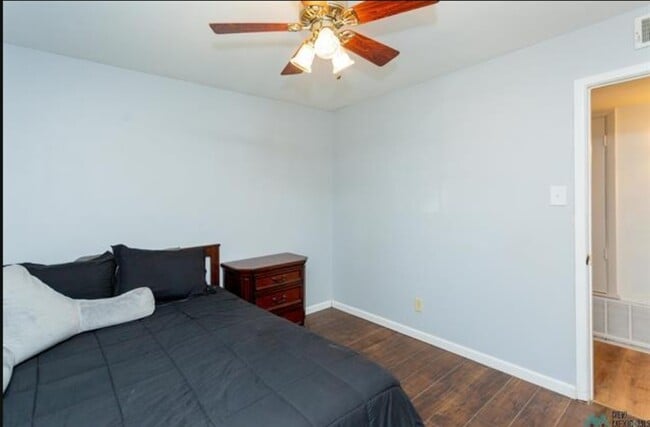 Building Photo - 1403 W Bonita Dr